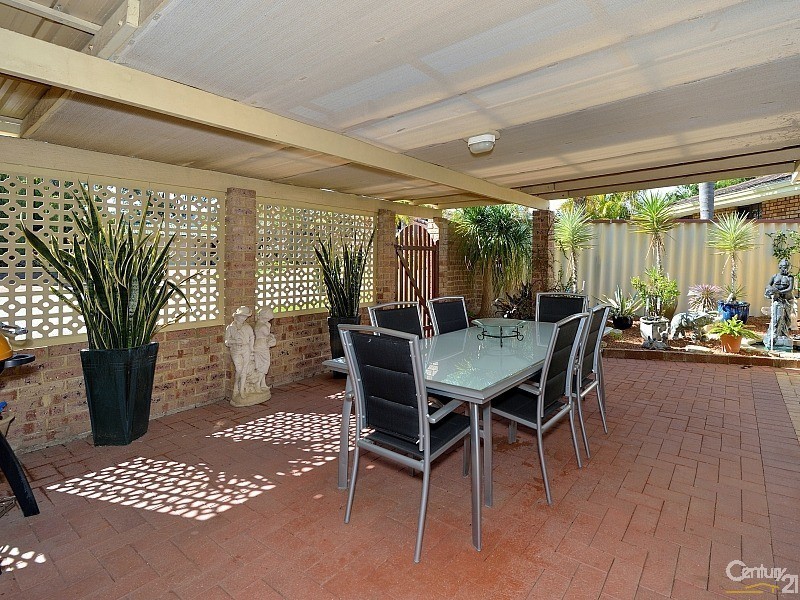 1 Dale Close, Halls Head WA 6210