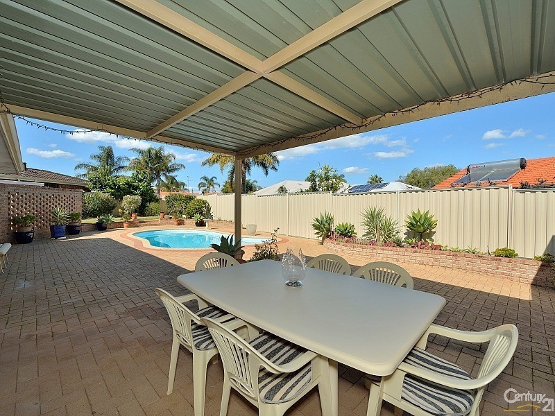 1 Dale Close, Halls Head WA 6210