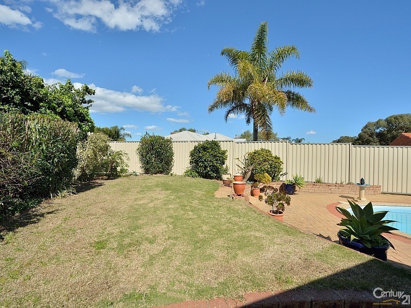 1 Dale Close, Halls Head WA 6210