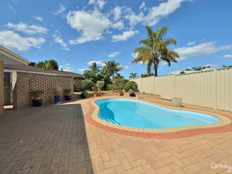 1 Dale Close, Halls Head WA 6210