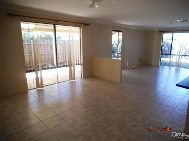 15 Whitegum Pass, Halls Head WA 6210