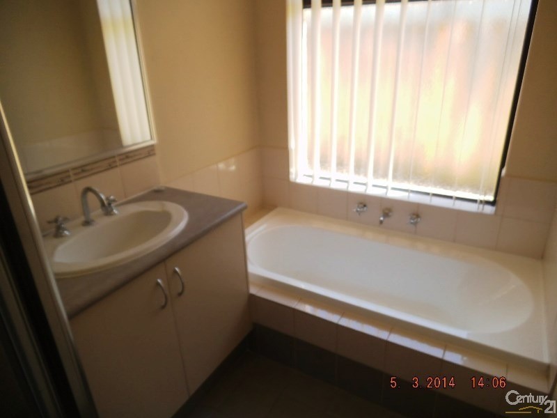 15 Whitegum Pass, Halls Head WA 6210