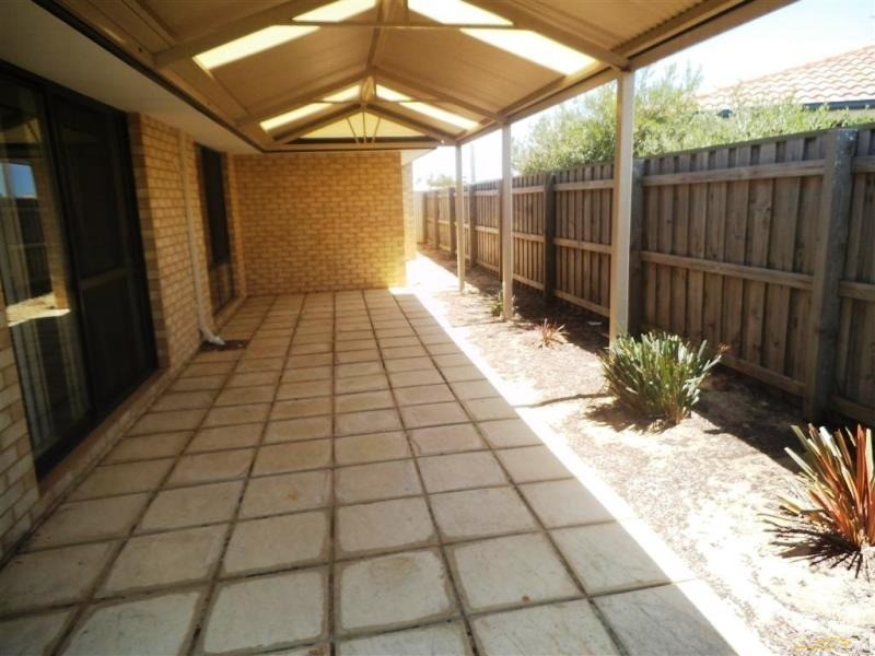 15 Whitegum Pass, Halls Head WA 6210