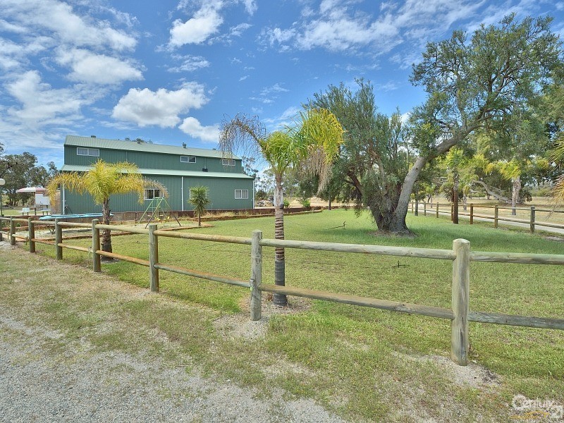 18 Peaceful Waters Drive, Barragup WA 6209