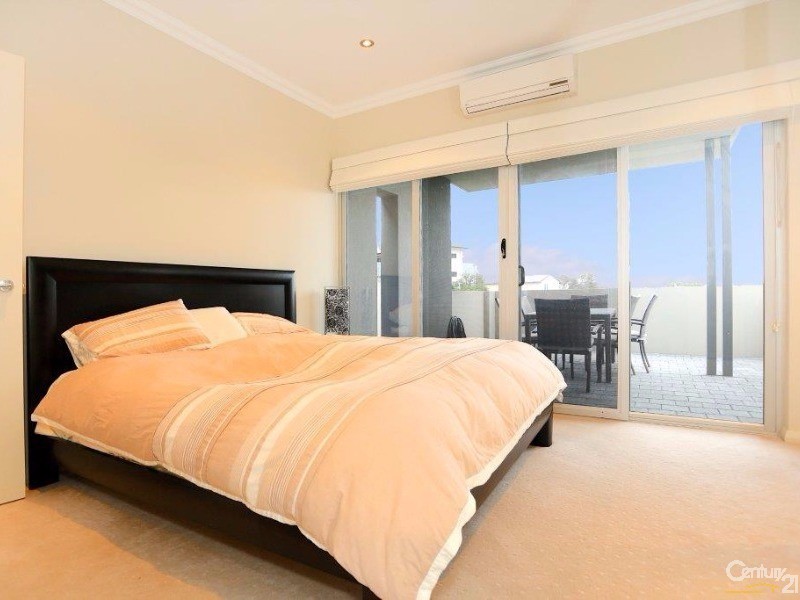 21B Oversby Street, Halls Head WA 6210