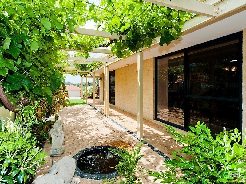 54 Paradise Circuit, Halls Head WA 6210