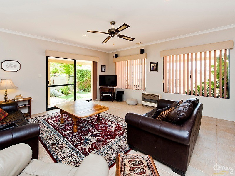 54 Paradise Circuit, Halls Head WA 6210