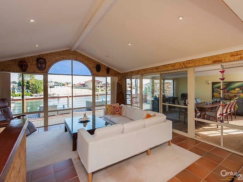 24 Cambria Island Retreat, Halls Head WA 6210