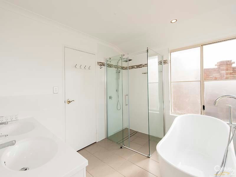 24 Cambria Island Retreat, Halls Head WA 6210