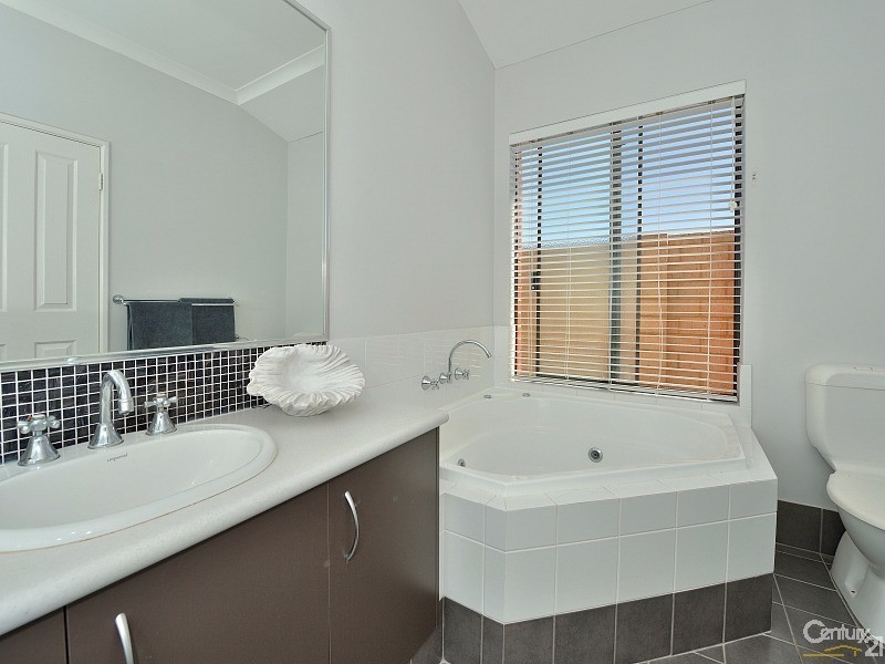21 Marsdenia Road, Halls Head WA 6210