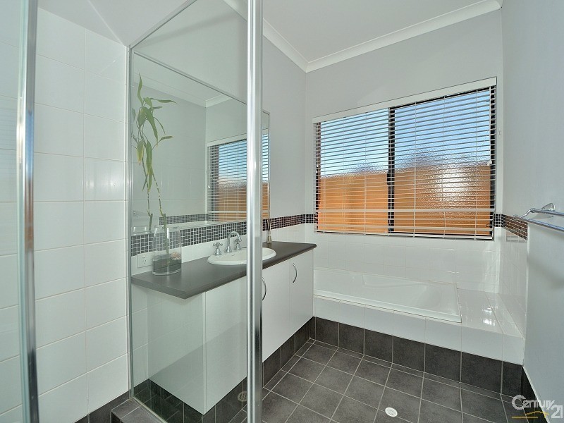 21 Marsdenia Road, Halls Head WA 6210