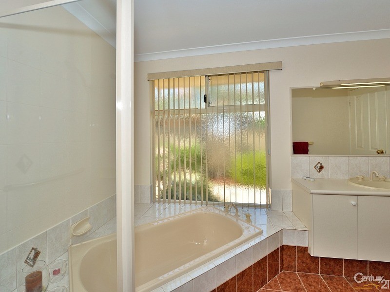 33 Sunningdale Chase, Meadow Springs WA 6210