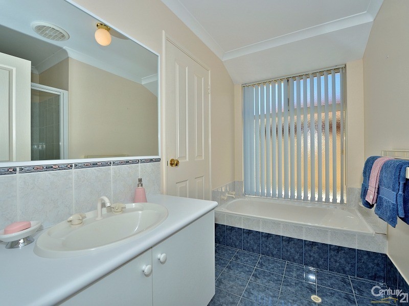 33 Sunningdale Chase, Meadow Springs WA 6210