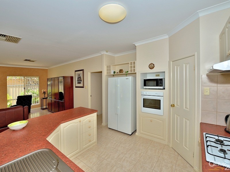 33 Sunningdale Chase, Meadow Springs WA 6210