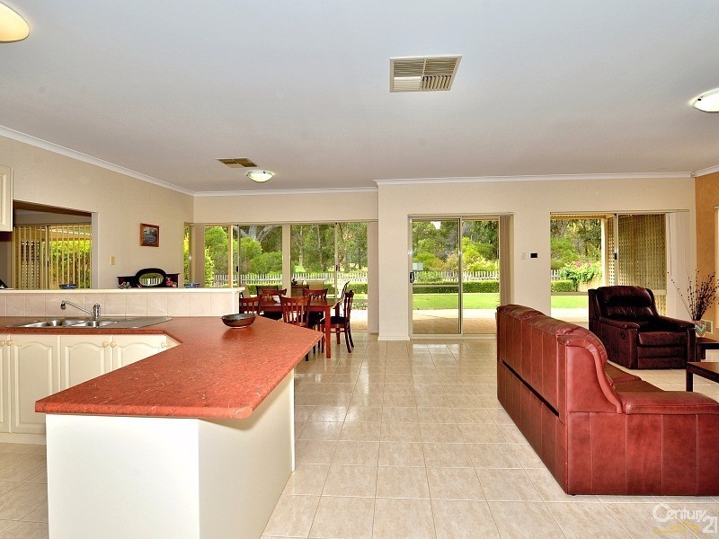 33 Sunningdale Chase, Meadow Springs WA 6210