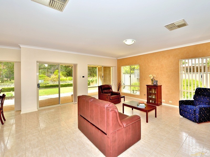 33 Sunningdale Chase, Meadow Springs WA 6210