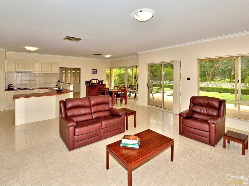 33 Sunningdale Chase, Meadow Springs WA 6210