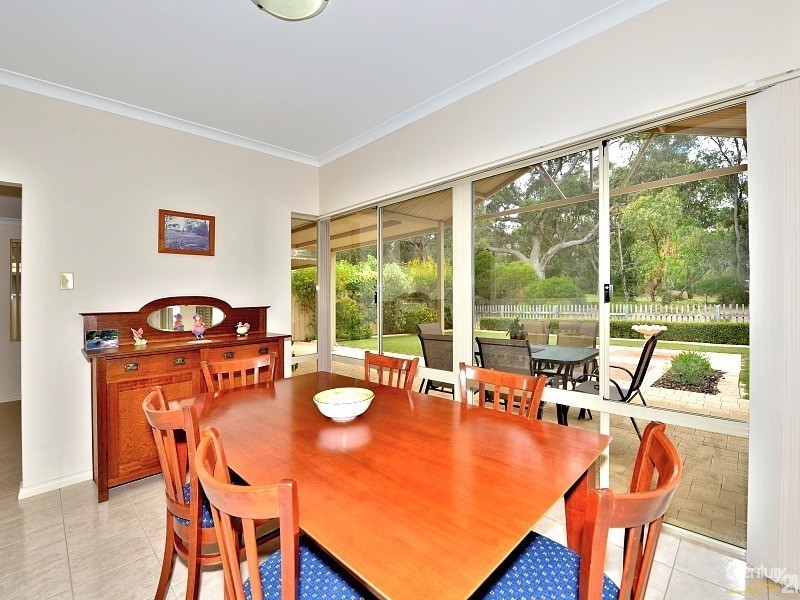 33 Sunningdale Chase, Meadow Springs WA 6210