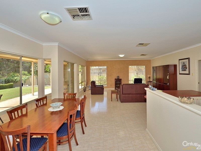 33 Sunningdale Chase, Meadow Springs WA 6210