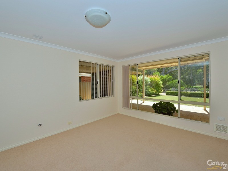 33 Sunningdale Chase, Meadow Springs WA 6210