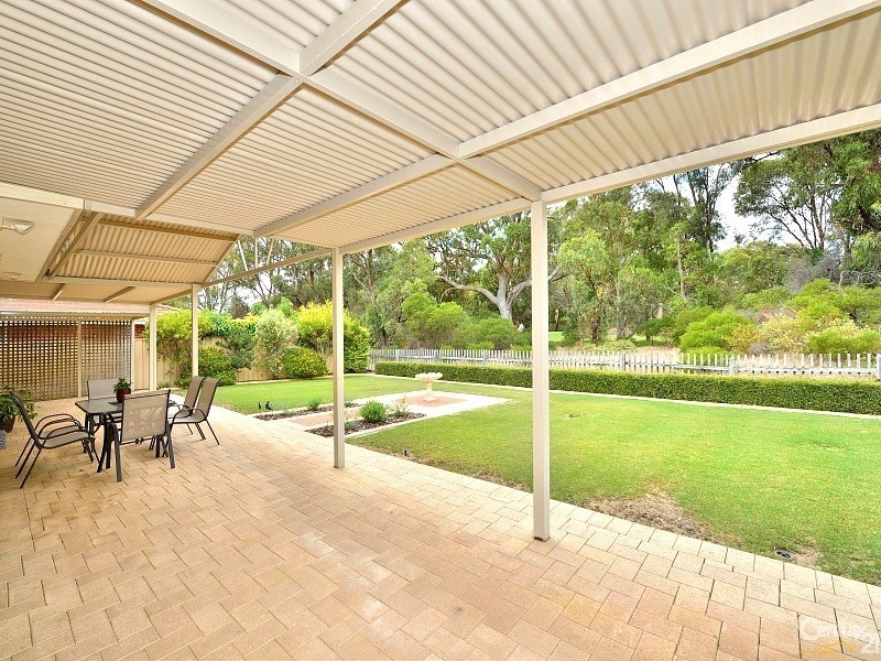 33 Sunningdale Chase, Meadow Springs WA 6210