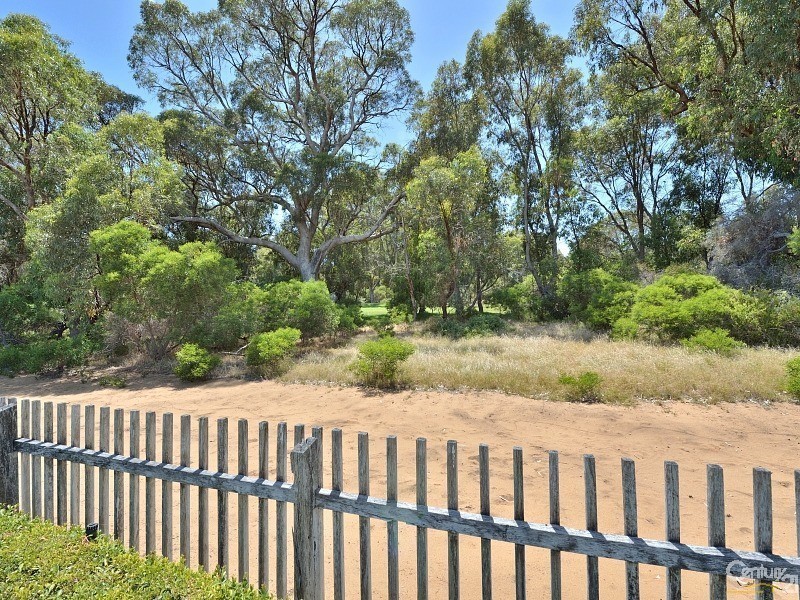 33 Sunningdale Chase, Meadow Springs WA 6210