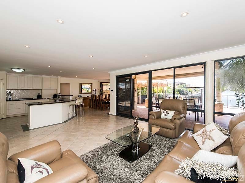 21 Eunamara Retreat, Halls Head WA 6210