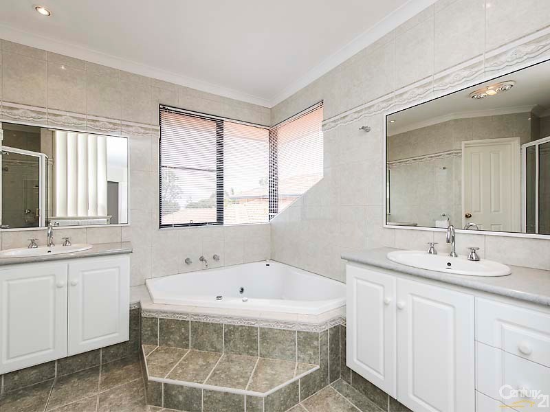 21 Eunamara Retreat, Halls Head WA 6210