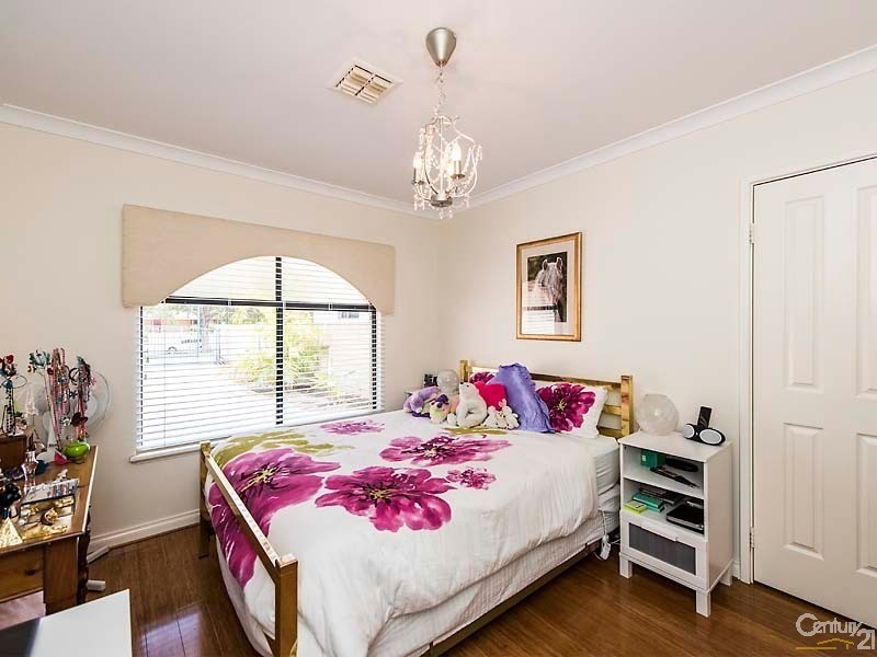 21 Eunamara Retreat, Halls Head WA 6210