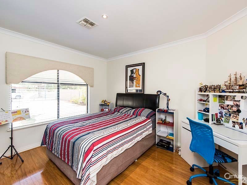 21 Eunamara Retreat, Halls Head WA 6210