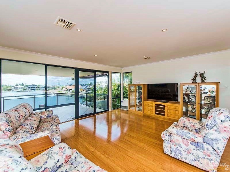 21 Eunamara Retreat, Halls Head WA 6210