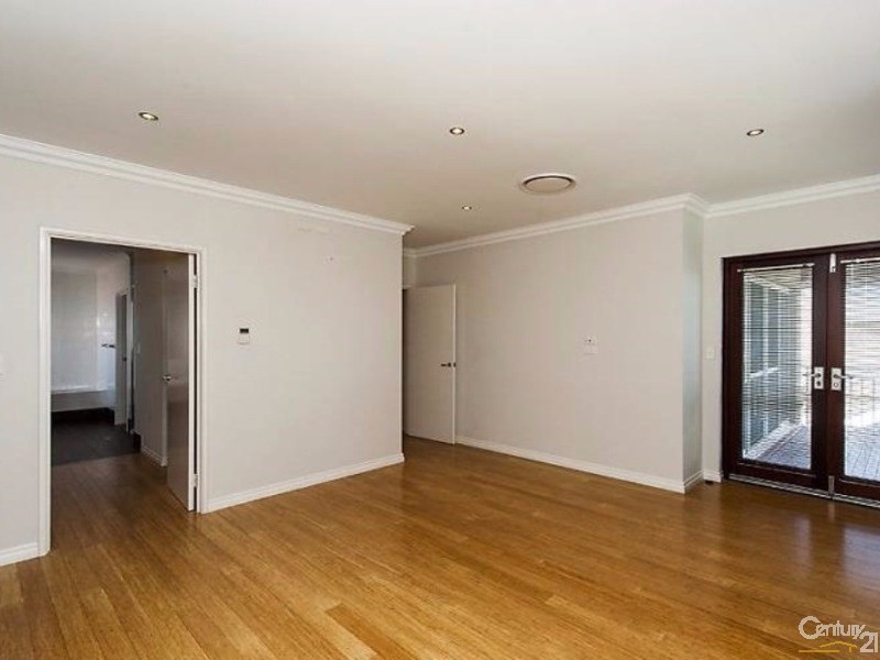 33 Waterlily Drive, Dudley Park WA 6210