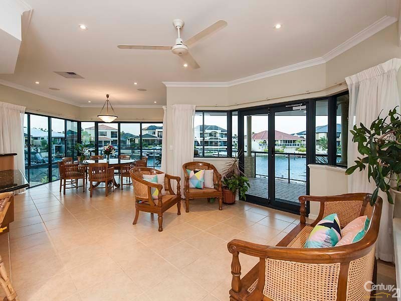 13 Solstraale Place, Halls Head WA 6210