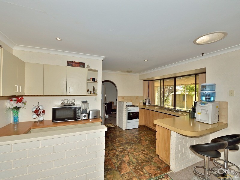 11 Peelwood Parade, Halls Head WA 6210