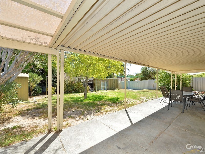 11 Peelwood Parade, Halls Head WA 6210