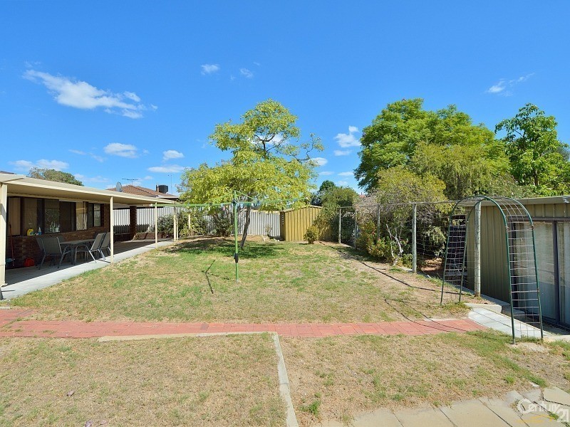 11 Peelwood Parade, Halls Head WA 6210