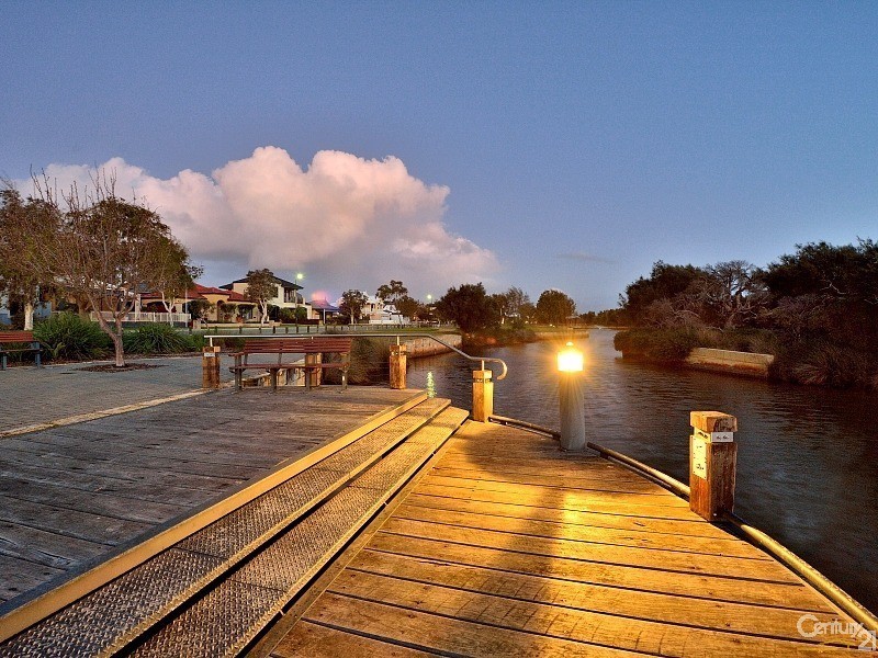 16 Brouwer Trail, Dudley Park WA 6210