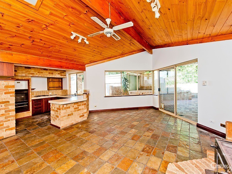 19 Silvertop Avenue, Halls Head WA 6210