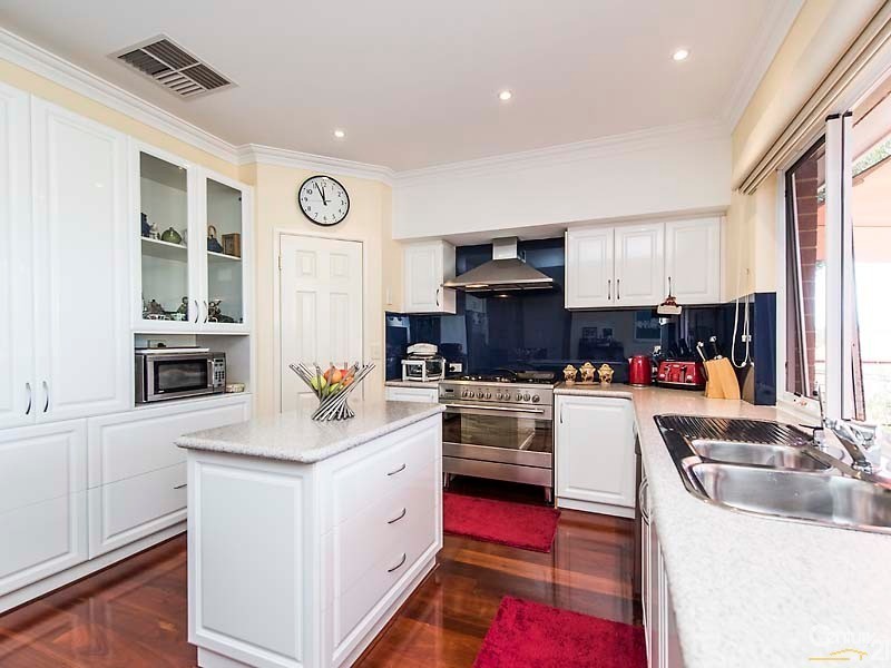 8 Nullewa Parkway, Lakelands WA 6180