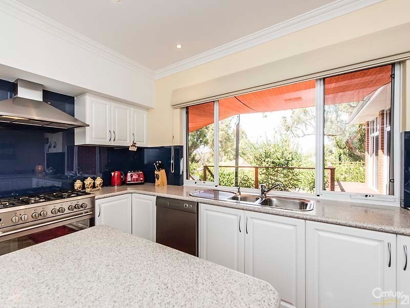 8 Nullewa Parkway, Lakelands WA 6180