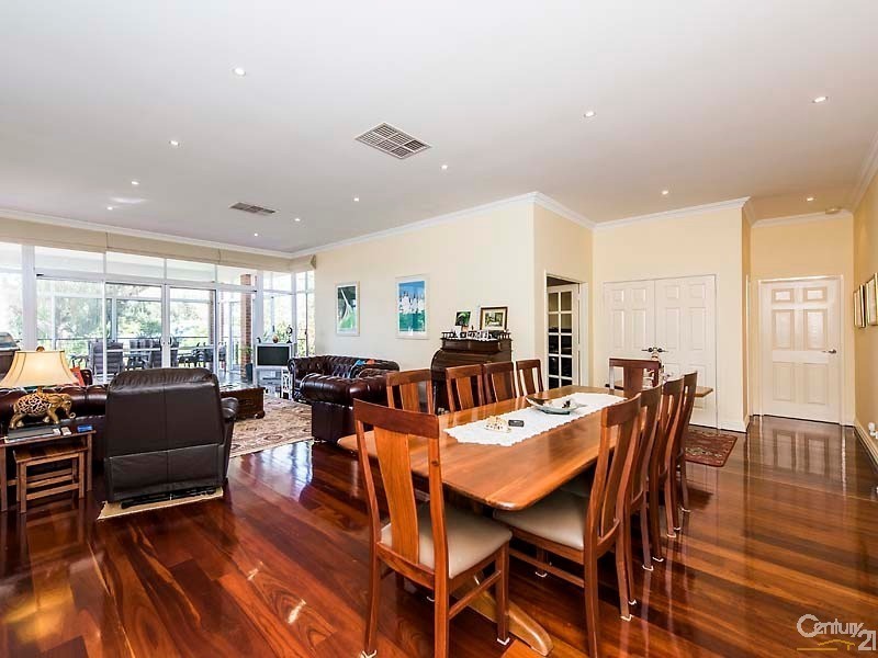 8 Nullewa Parkway, Lakelands WA 6180