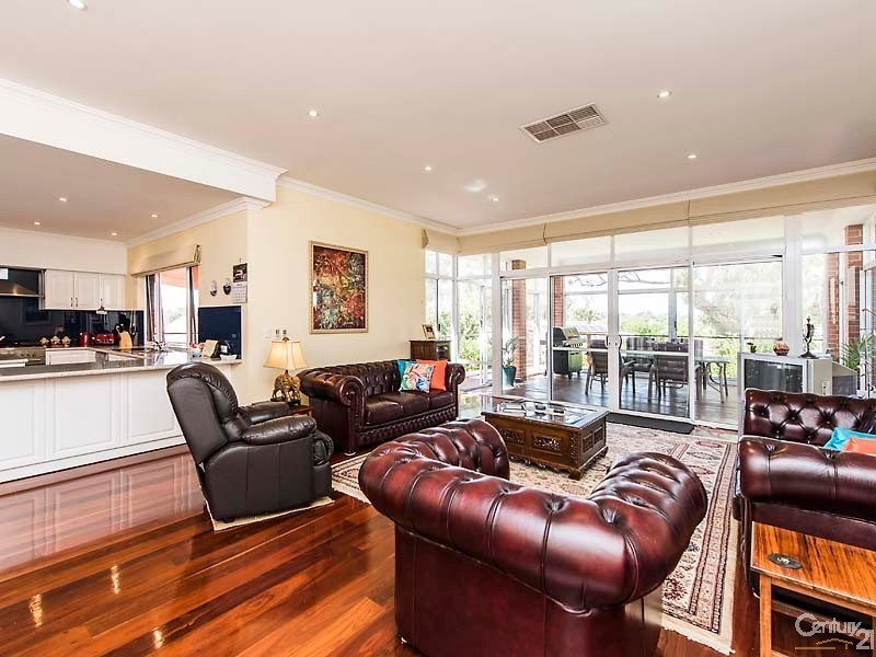 8 Nullewa Parkway, Lakelands WA 6180