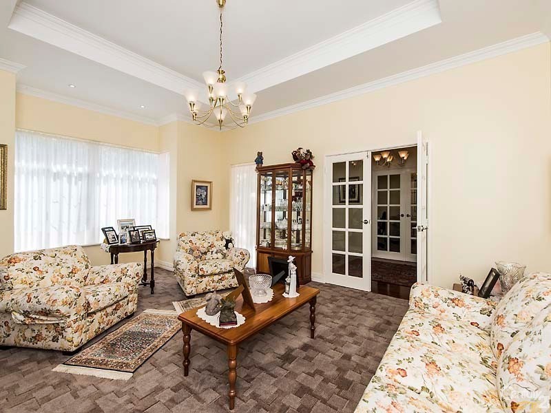 8 Nullewa Parkway, Lakelands WA 6180