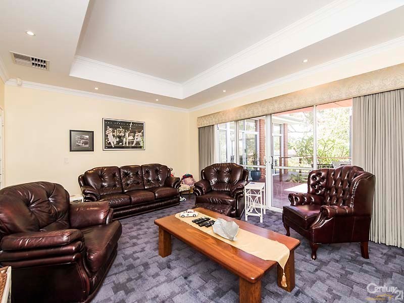 8 Nullewa Parkway, Lakelands WA 6180