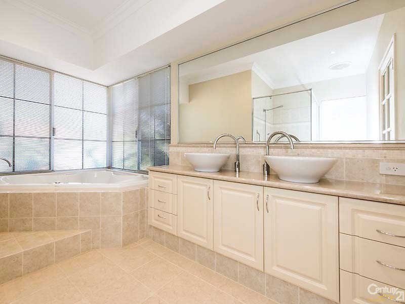 8 Nullewa Parkway, Lakelands WA 6180