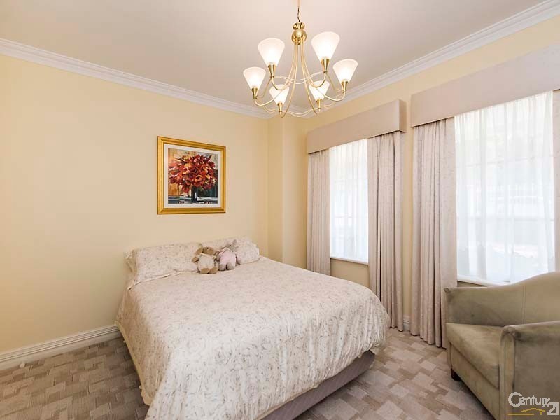 8 Nullewa Parkway, Lakelands WA 6180