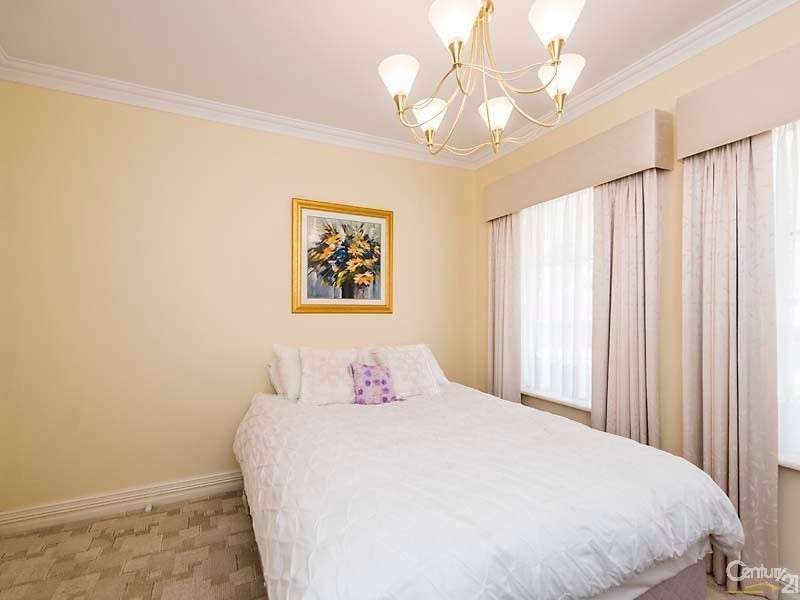 8 Nullewa Parkway, Lakelands WA 6180