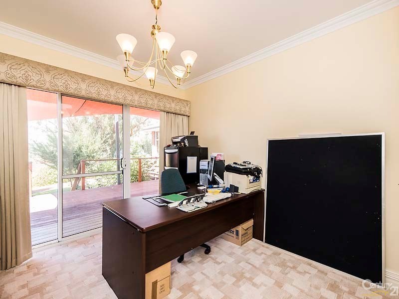 8 Nullewa Parkway, Lakelands WA 6180