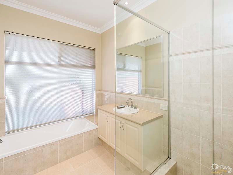 8 Nullewa Parkway, Lakelands WA 6180