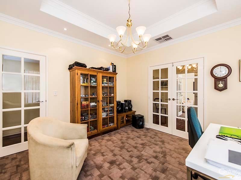 8 Nullewa Parkway, Lakelands WA 6180